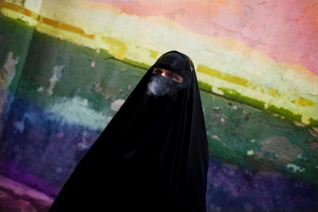 Der Nikab wird nur in seltenen Fällen von seinen Trägerinnen als „Stoffgefängnis“ wahrgenommen Frau im Nikab vor einer Wand in Regenbogenfarben