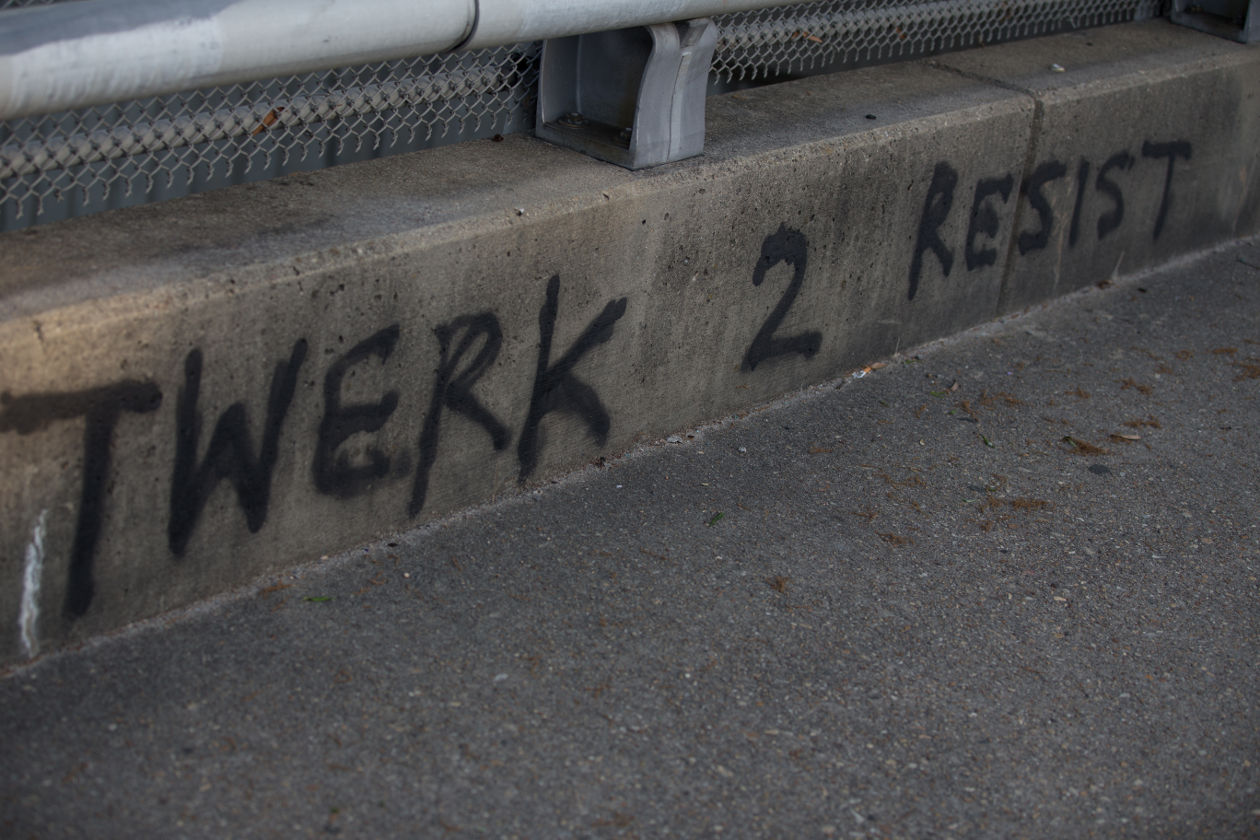 Popowackeln (Twerking) als Widerstandsform queerer Blackness Twerk 2 resist - aufgesprüht auf einer Mauer