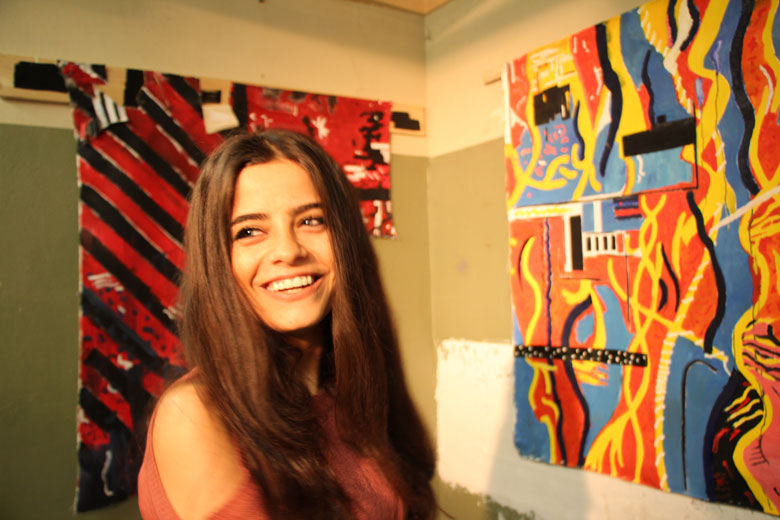 Wafa auf einer Kunstausstellung von Studenten auf dem Campus Wafa auf einer Kunstausstellung von Studenten auf dem Campus