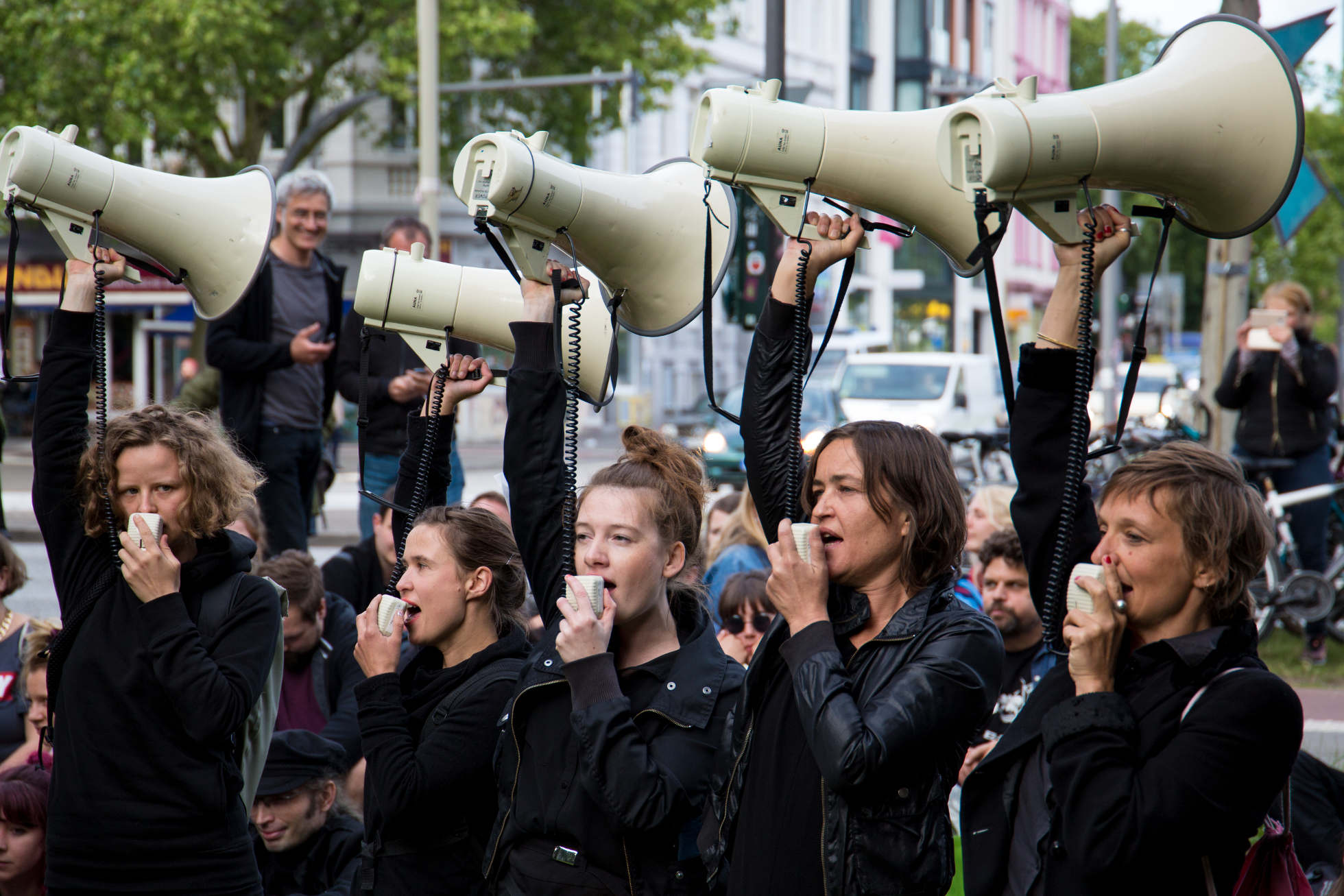 Müssen militante Aktionen besonders gut begründet sein müssen, damit sie Frauen anziehen? Foto von fünf Frauen mit Megafonen in der Hand