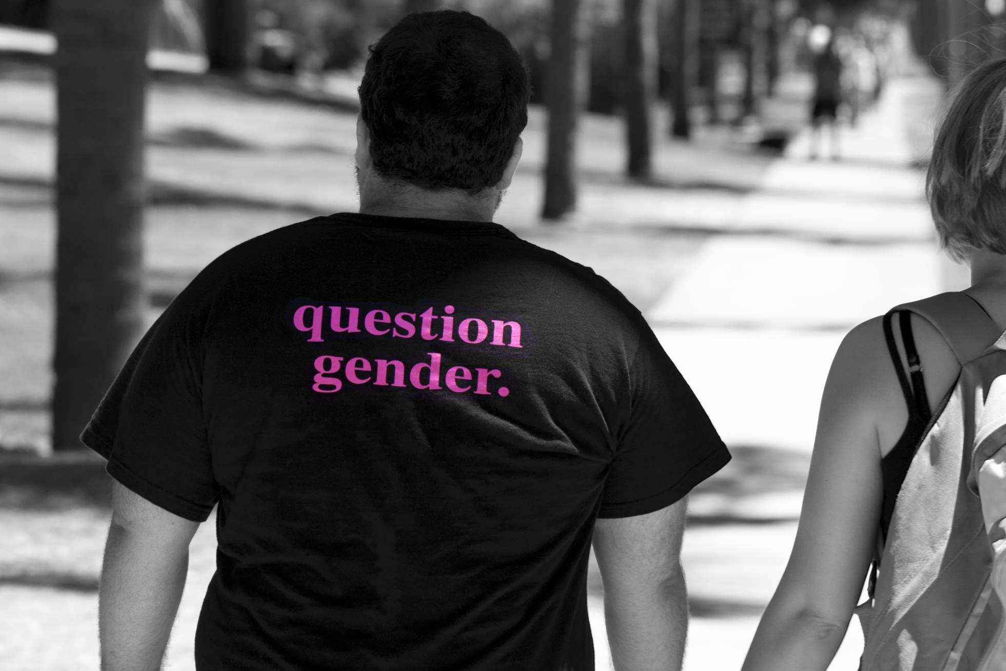 Gender infrage stellen, eine Aufgabe der Gender Studies. mann in schwarzem t-shirt mit aufdruck: question gender